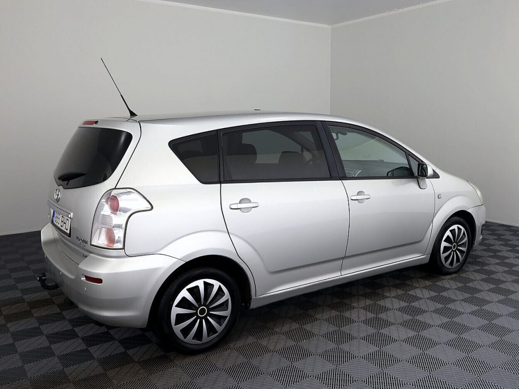 toyota corolla verso який двигун краще
